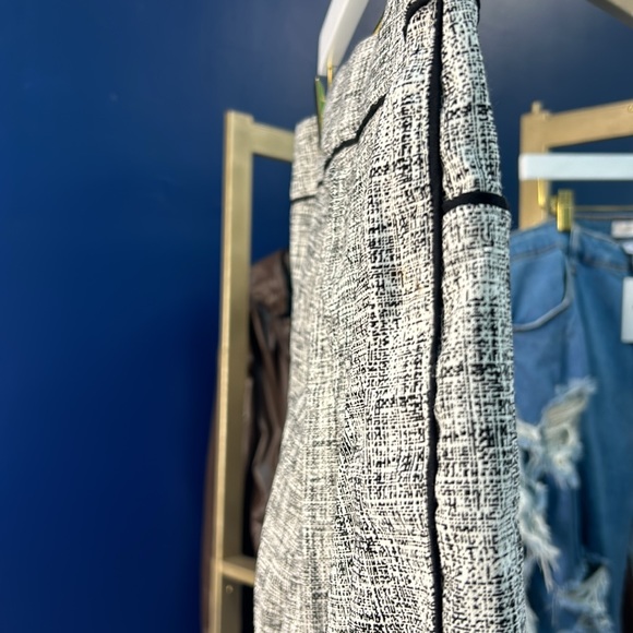 Ladies black and white crop slacks waist has minimum stretch - Picture 4 of 5